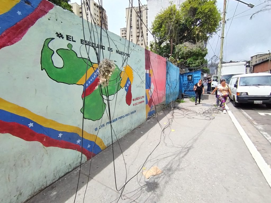 Telaraña de cables entorpece el paso por la Bermúdez