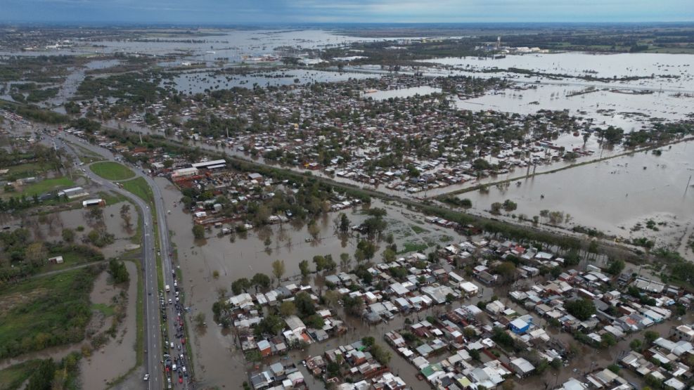 Más de 30.000 familias evacuadas por inundaciones en Argentina