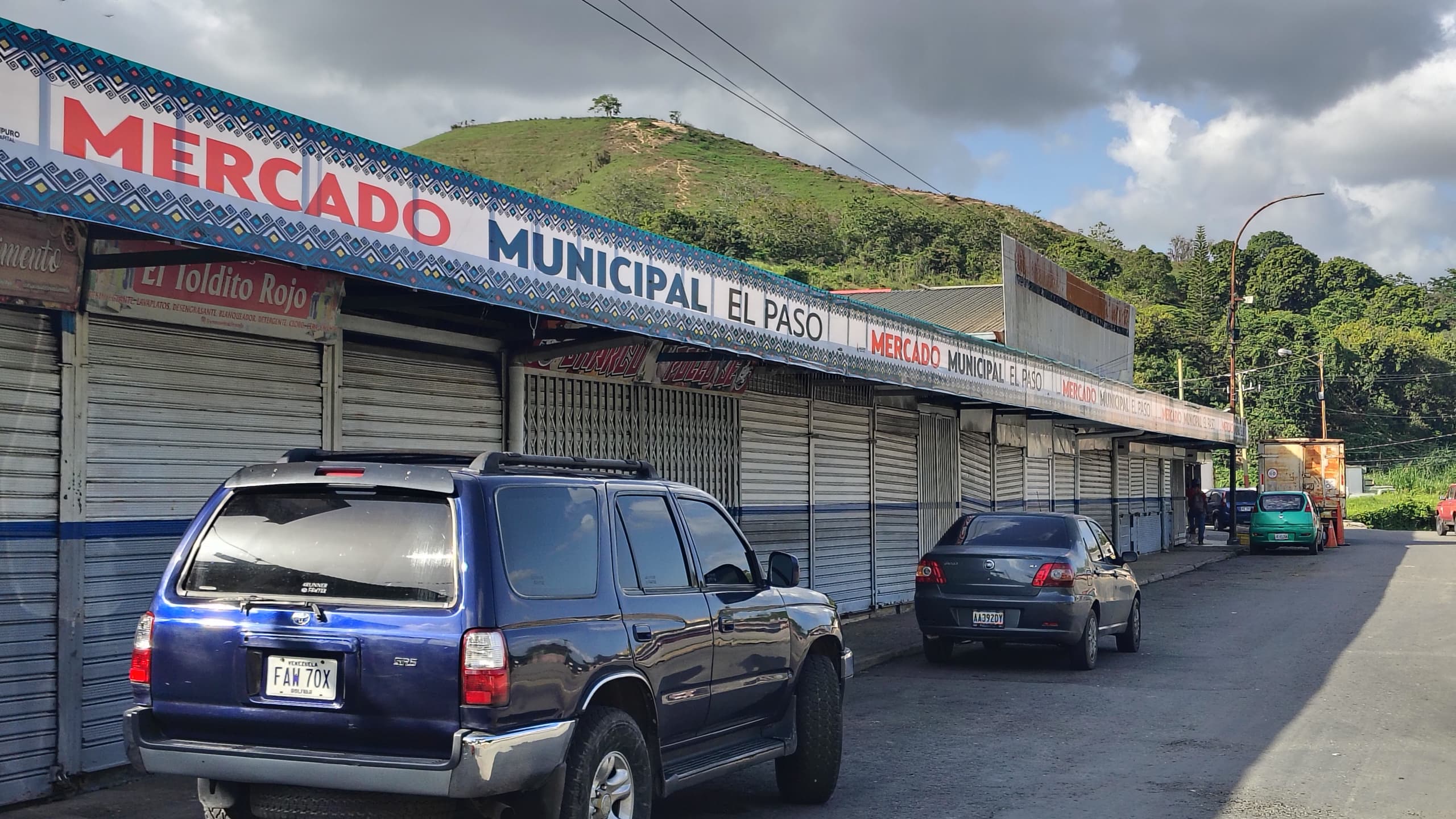 El mercado municipal estrena valla institucional