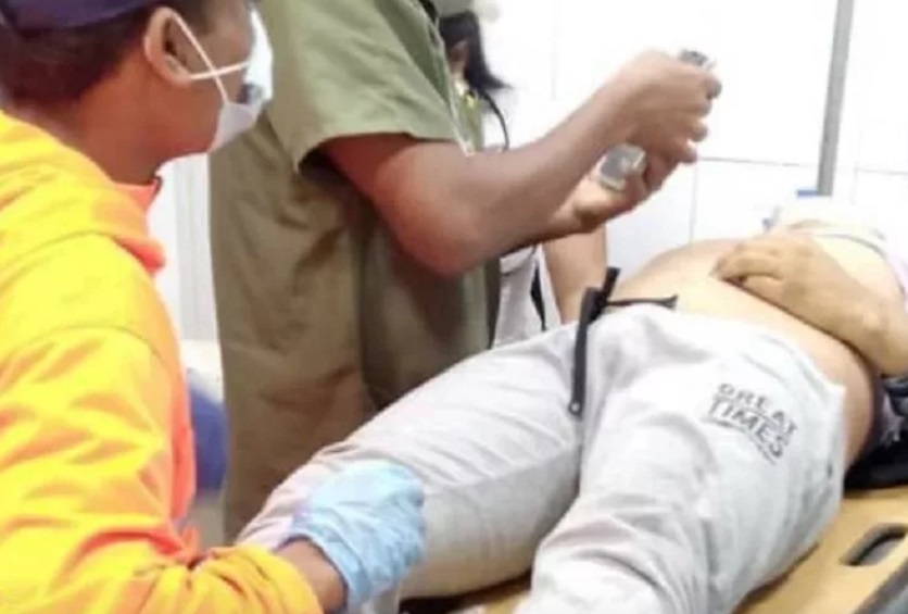 Muere motorizado tras impactar con mecate en una vía