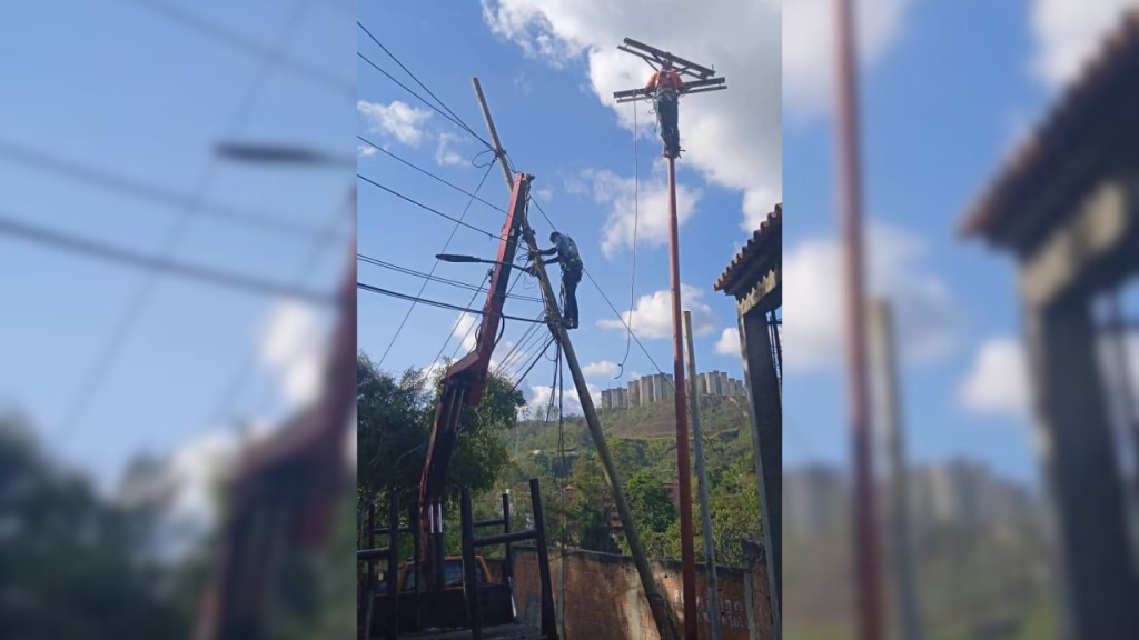 Sustituyen poste fracturado en Lomas de Urquía