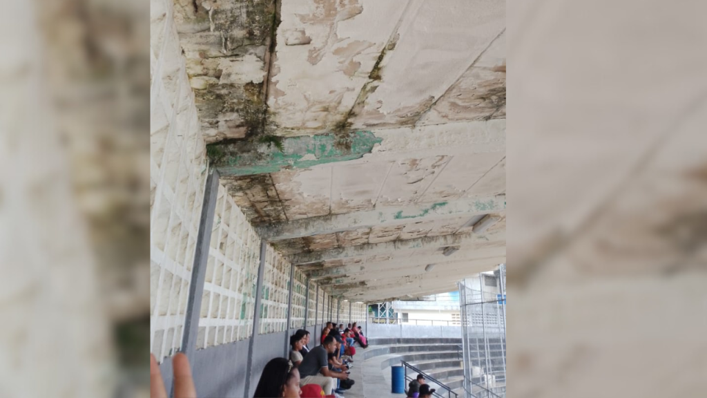 Temen colapso del techo en las gradas del estadio Guaicaipuro