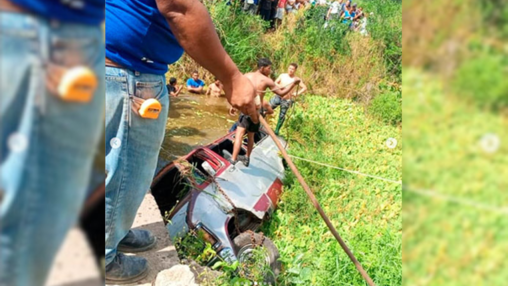 Siete muertos al volcar una camioneta de transporte público