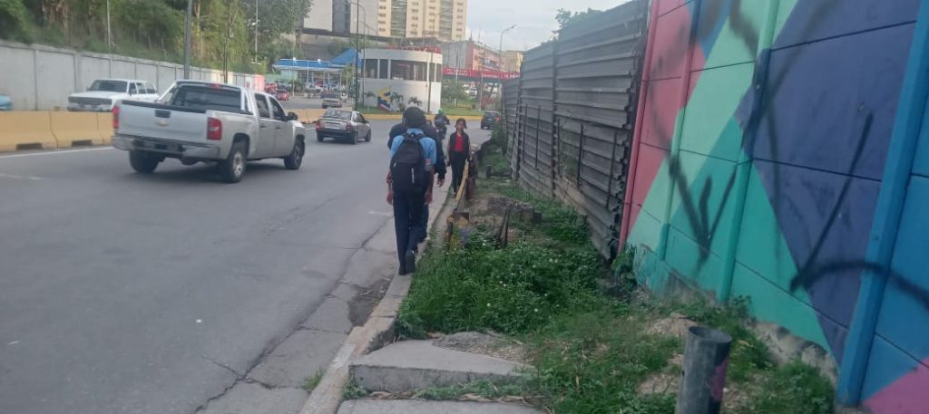 Peatones se exponen al peligro