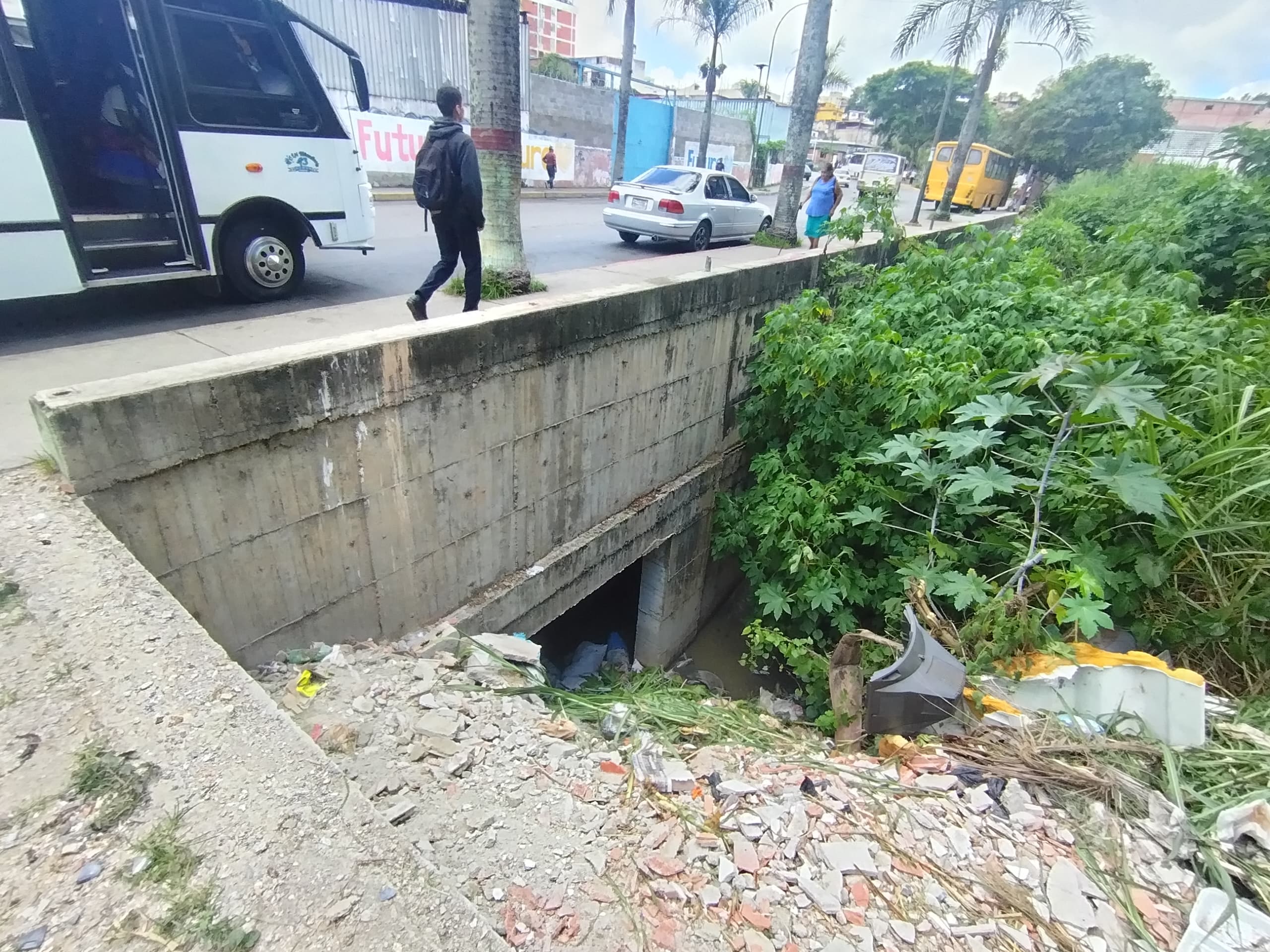 Denuncian uso de quebrada como botadero