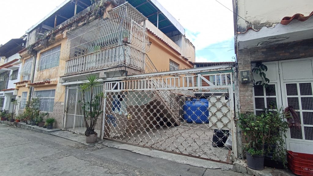 Residencia múltiple afecta estructura de dos casas en la Acueducto