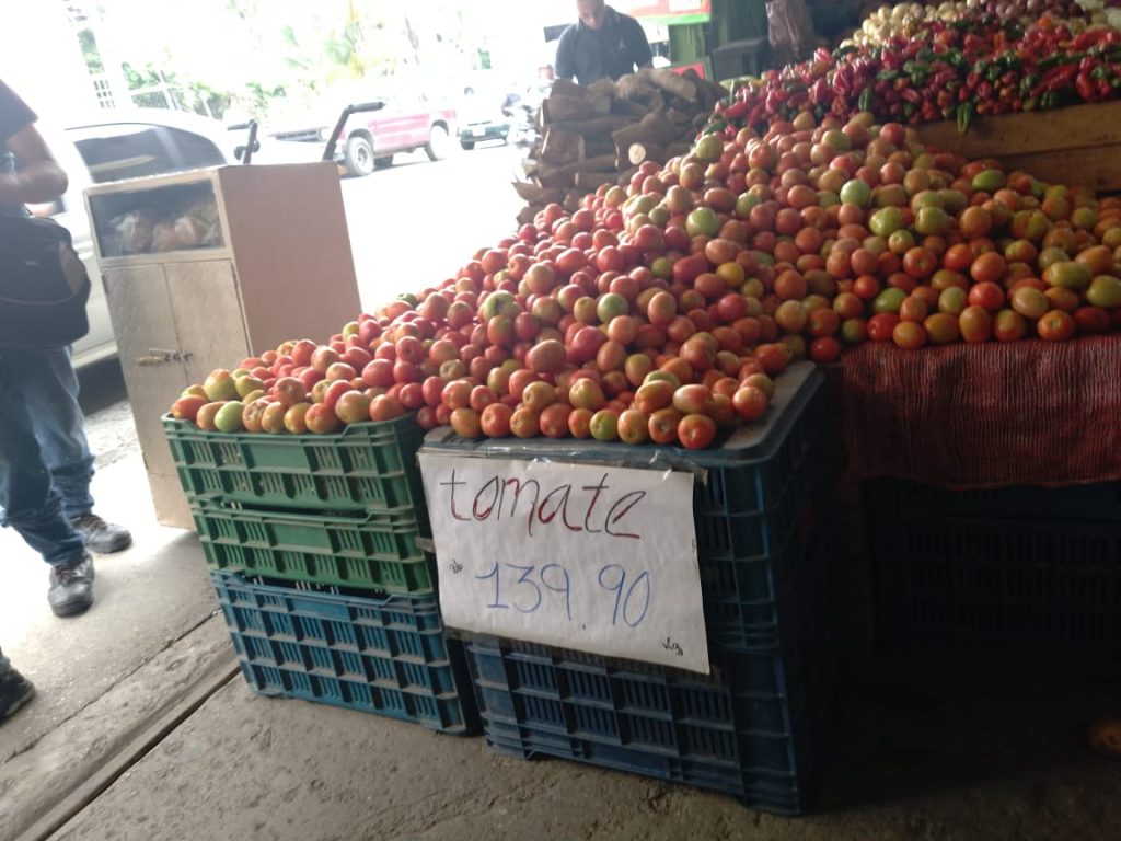 Lluvias encarecen tomates y cebollas