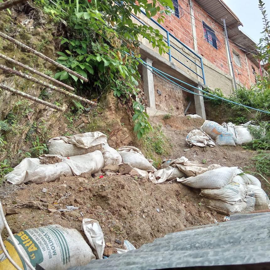 Se desplomó parte de un muro