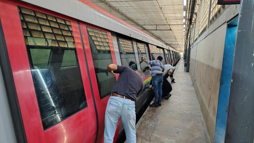 Limpian los cuatro trenes de Metro Los Teques