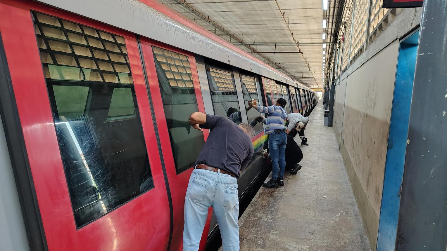 Limpian los cuatro trenes de Metro Los Teques