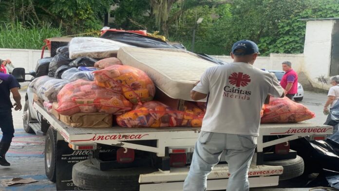 Voluntarios y más de 6.500 funcionarios atienden a damnificados