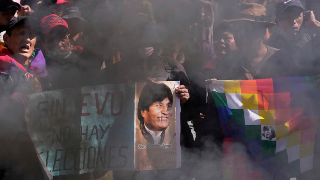 Seguidores de Evo Morales inician bloqueo de carreteras