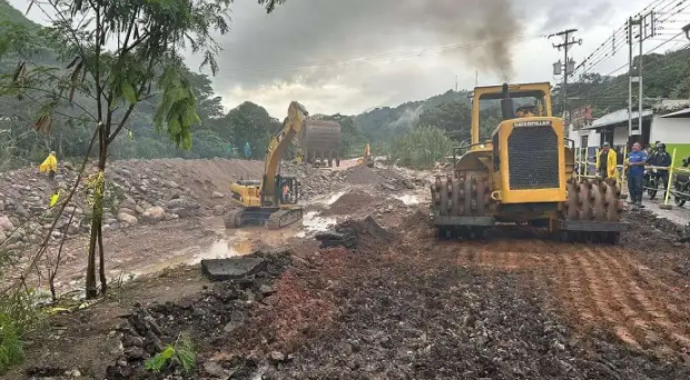 Construyen vía alterna tras aumento del caudal en el río Torbes