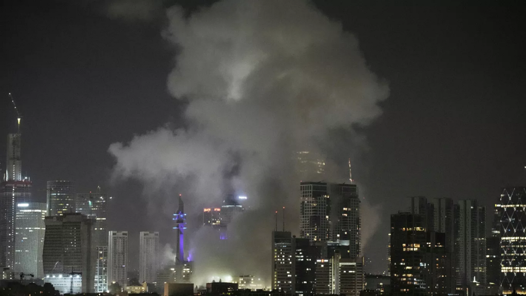Un misil impacta en Tel Aviv tras el ataque de Irán
