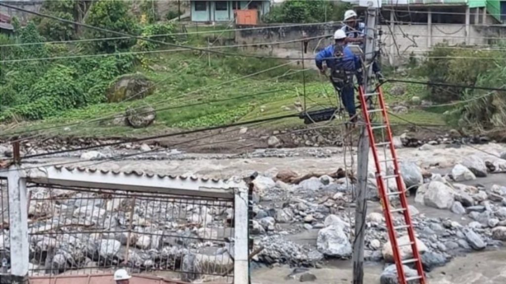 Restablecen servicio eléctrico en municipios de Mérida