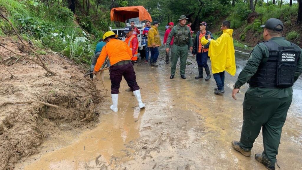 Dos fallecidos al ser arrastrados por quebrada