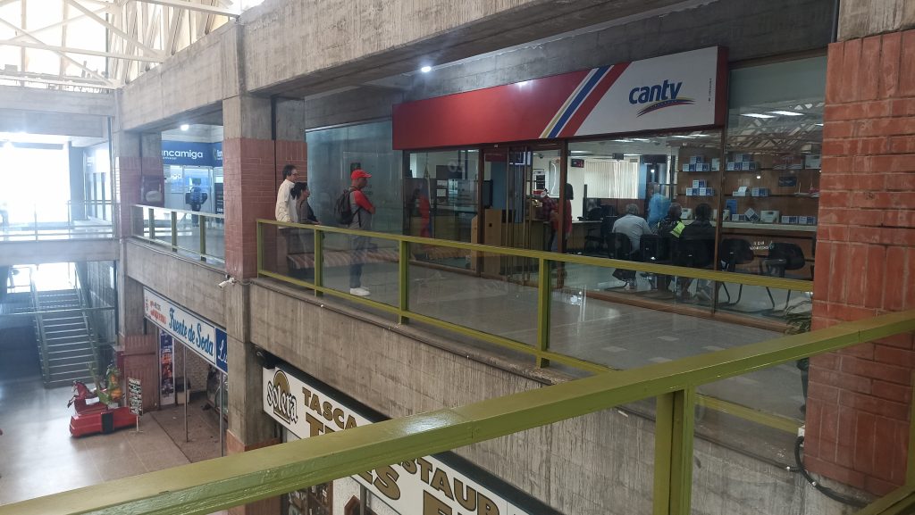 Usuarios de Cantv temen perder líneas telefónicas