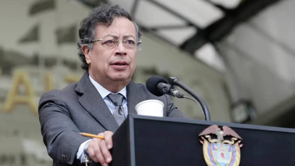Petro firma la ley de la reforma laboral