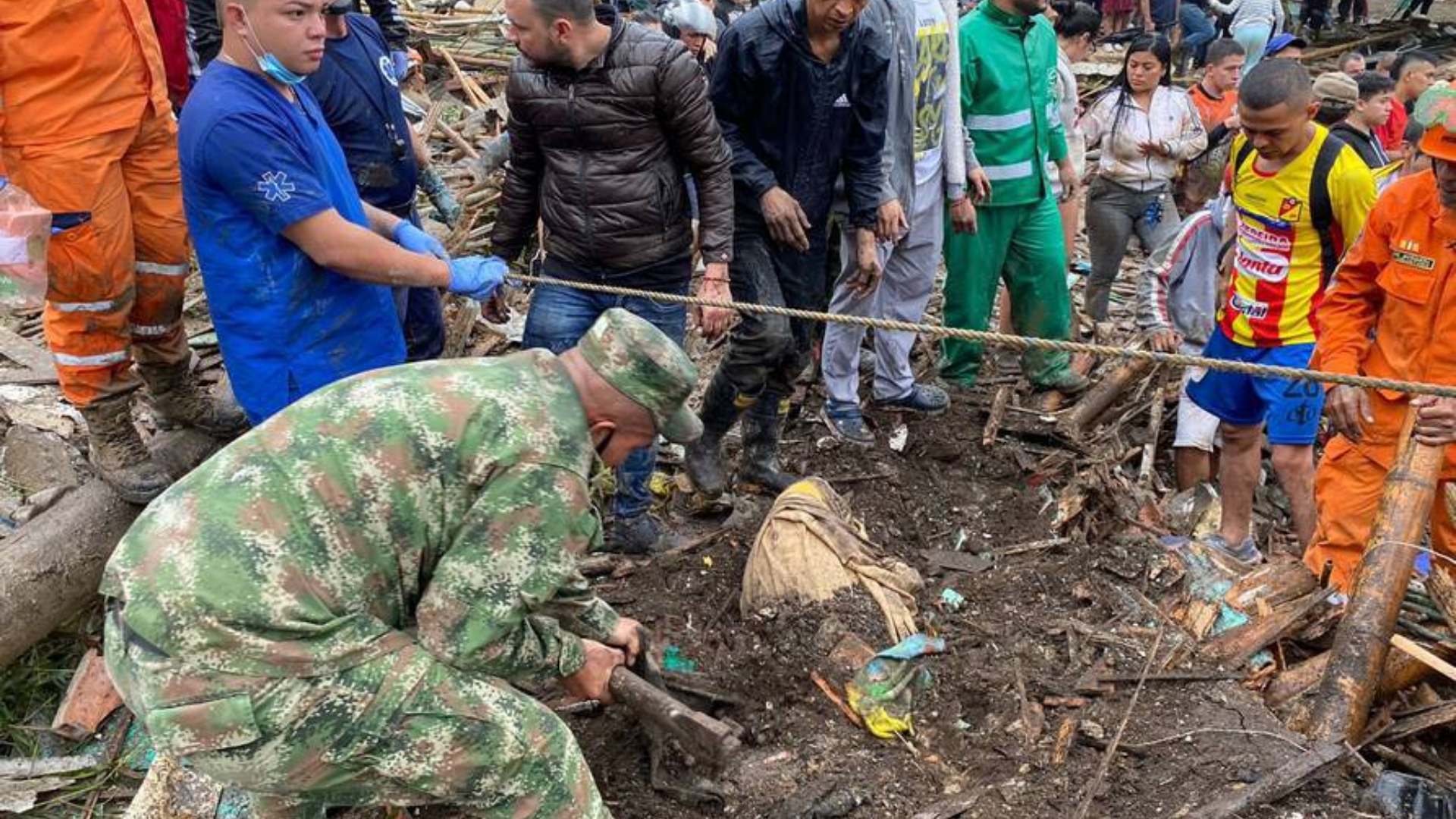 Sube a 16 fallecidos por deslizamiento de tierra en Colombia