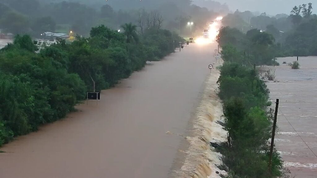 Dos muertos y varios municipios en alerta por lluvias en Brasil