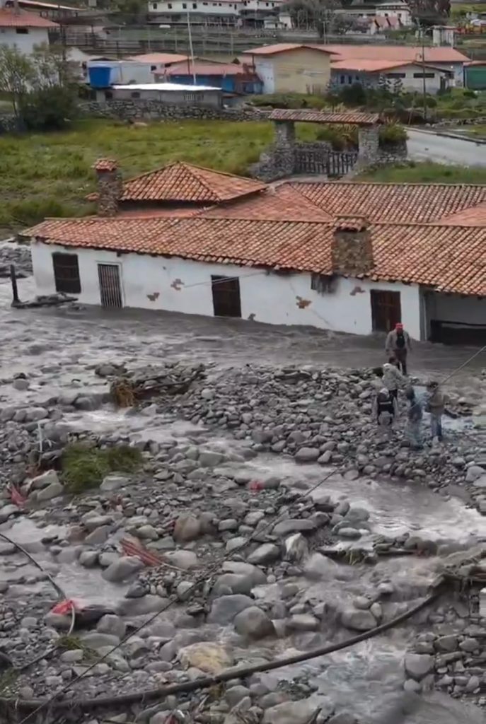 Instalarán puentes de guerra tras colapso de vías en los Andes