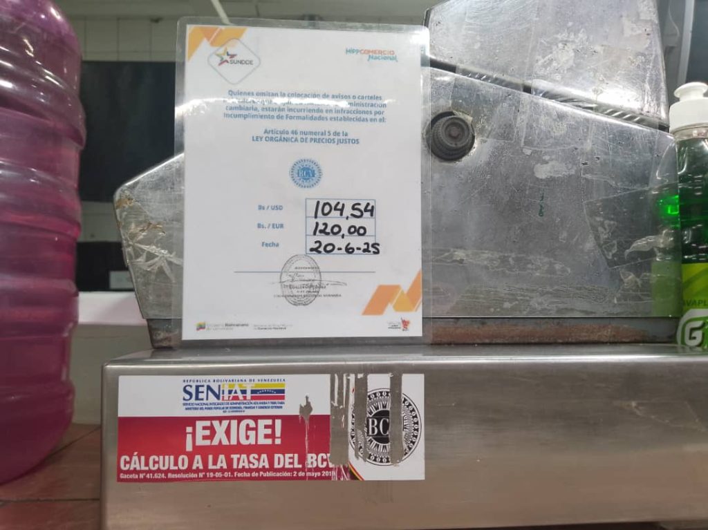Comerciantes desconcertados por alza de dólar oficial