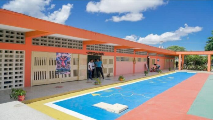 Solicitan restitución de salarios para educadores suspendidos