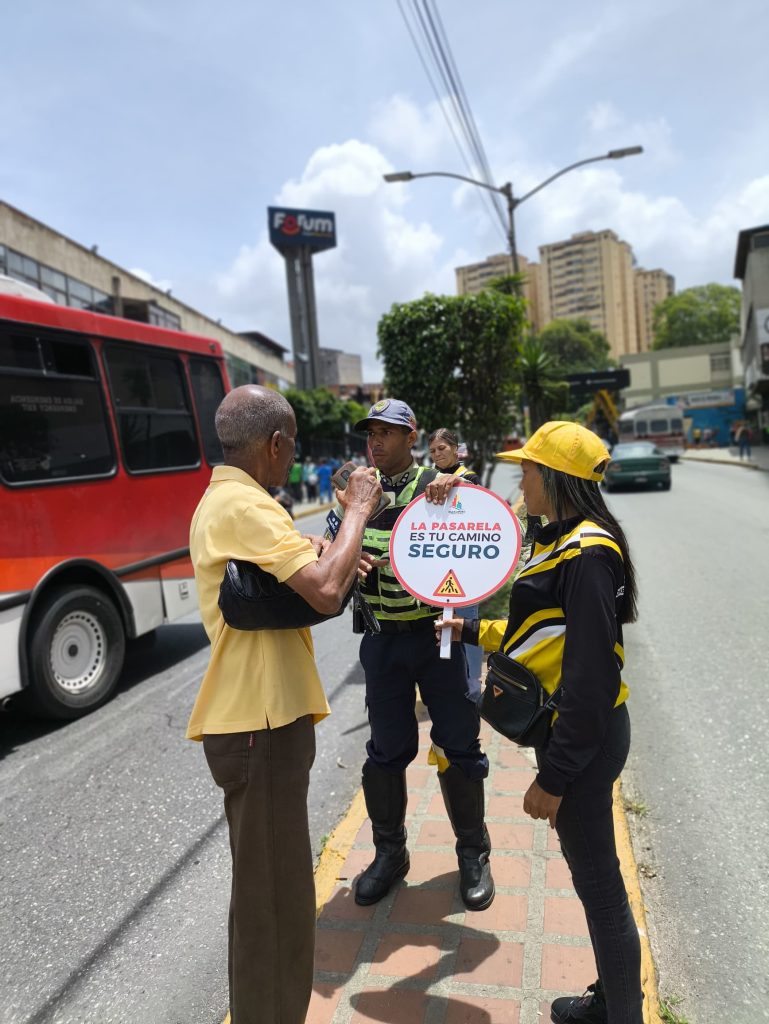 15 peatones sancionados por no usar las pasarelas