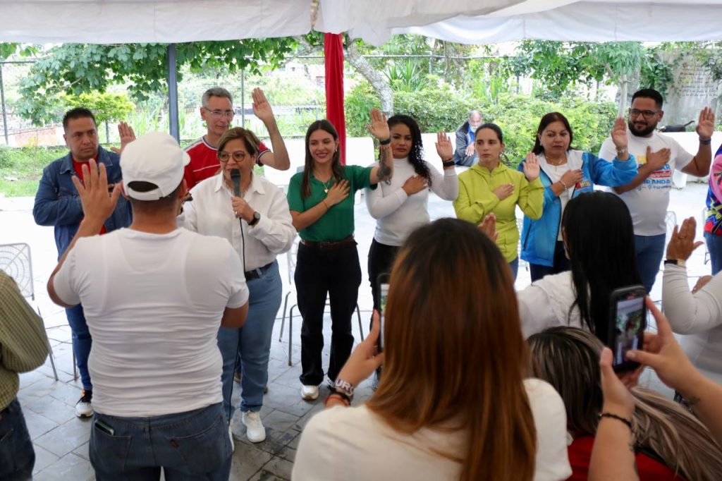 Jennifer Mujica designa su comando de campaña
