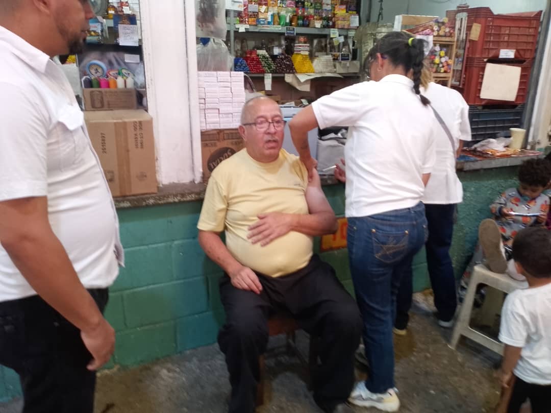 Vacunan a trabajadores del mercado municipal