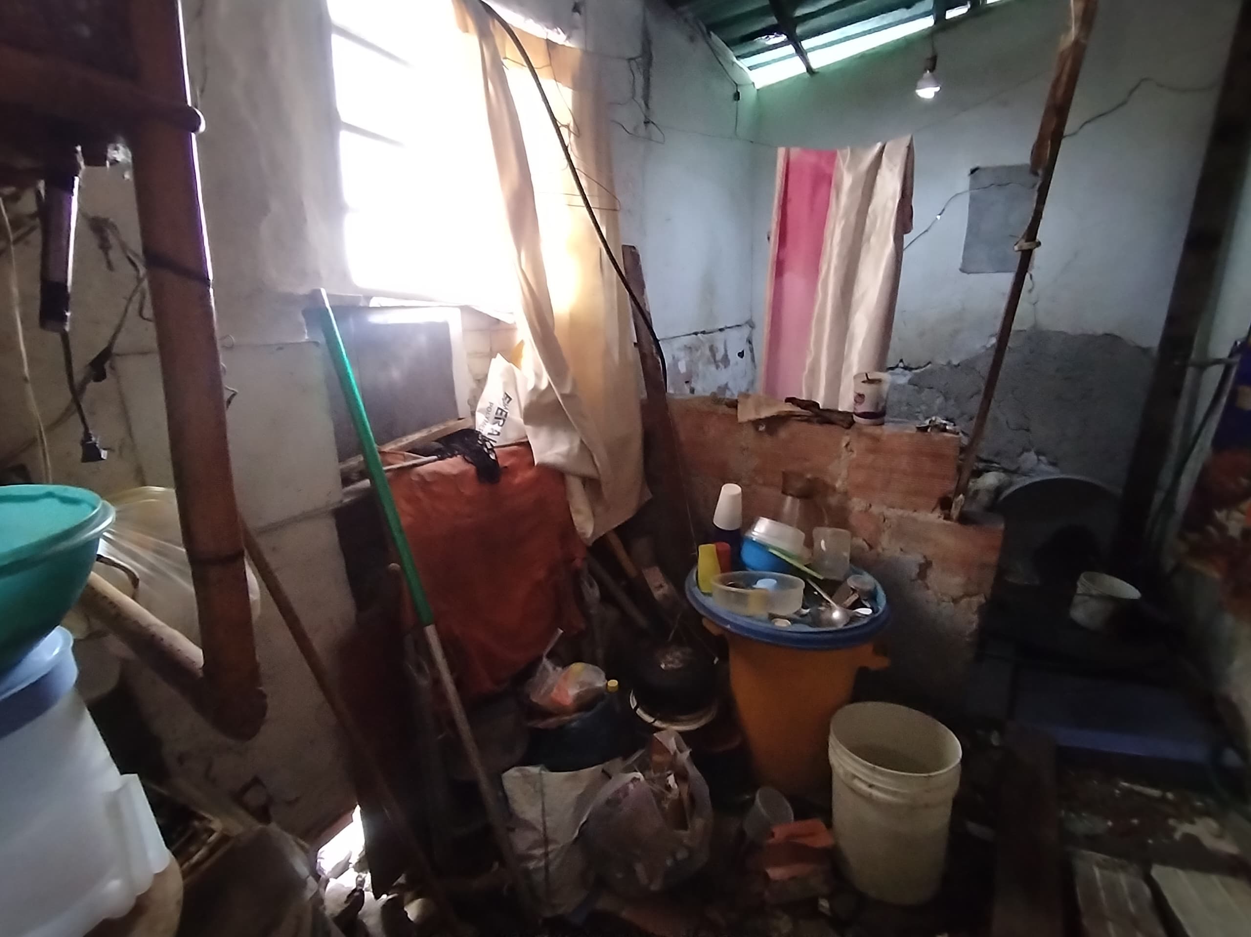 Filtraciones y grietas amenazan casa en Santa Eulalia