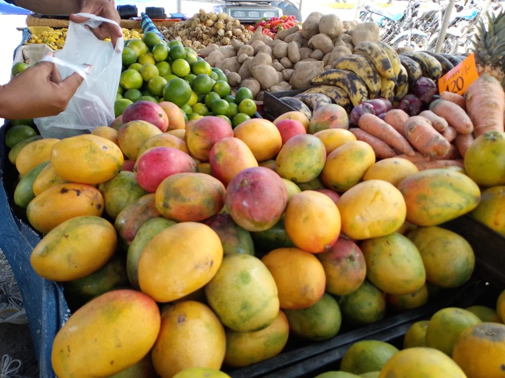 Suben y bajan precios de las frutas