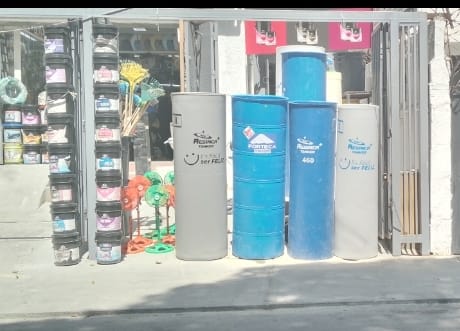 Consumidores entre la espada y la pared con ofertas en dólares