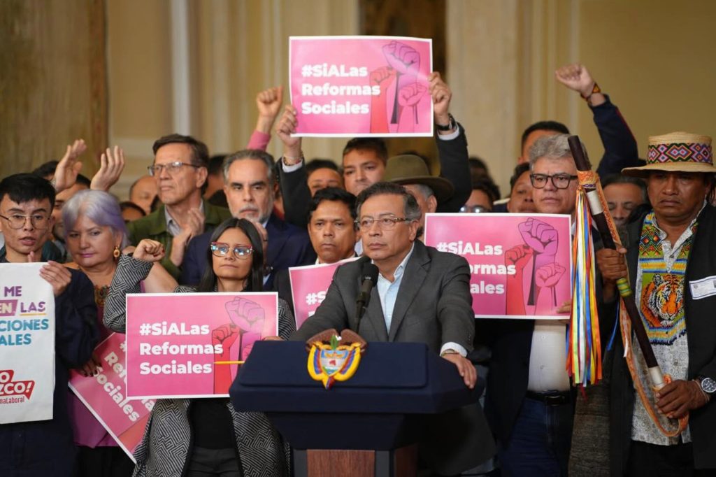 Petro firma decreto para convocar consulta popular de reforma laboral