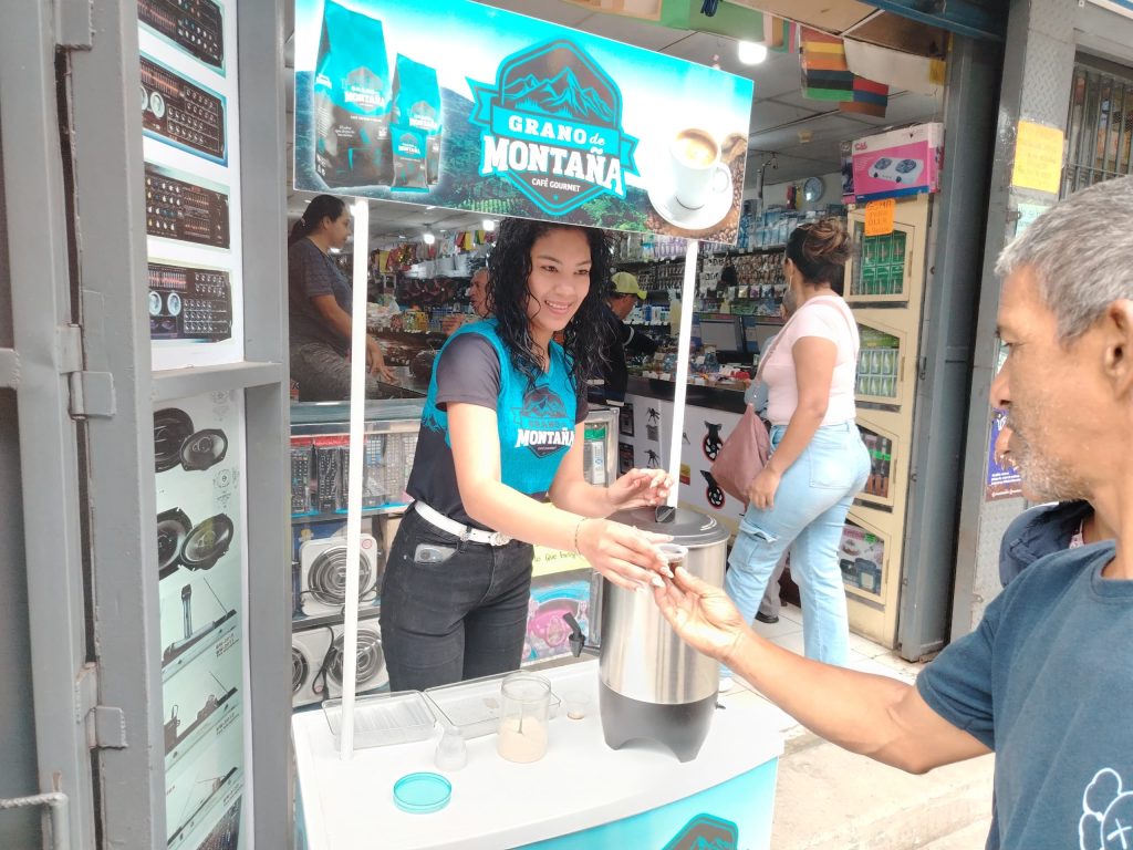 Promotores se las ingenian para captar clientes