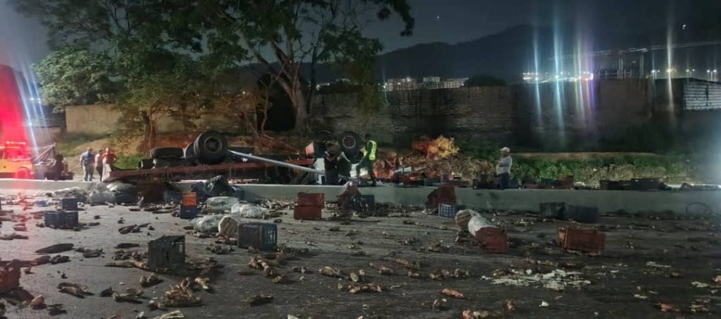Camión se volcó en la Autopista Regional del Centro