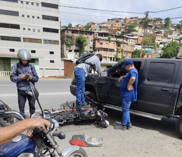 Camioneta y moto chocan en la Panamericana