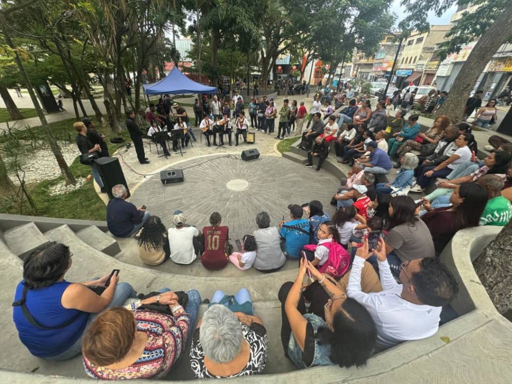 La plaza Guaicaipuro se llena de música venezolana