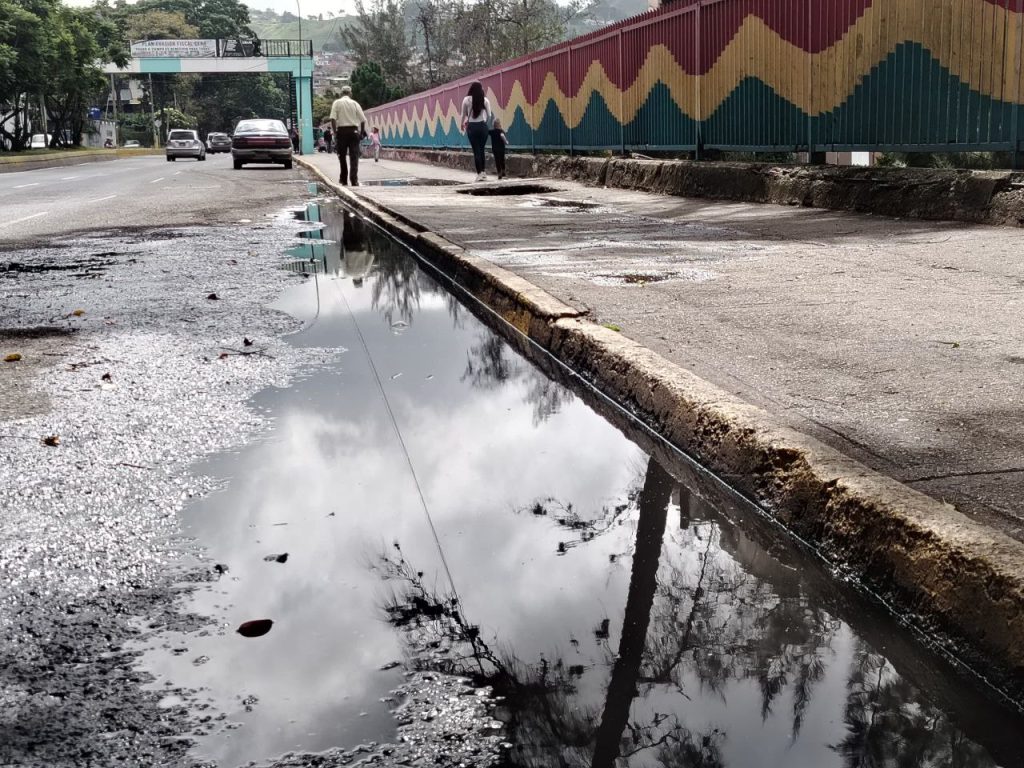 Aguas servidas se estancan nuevamente en la Bicentenario
