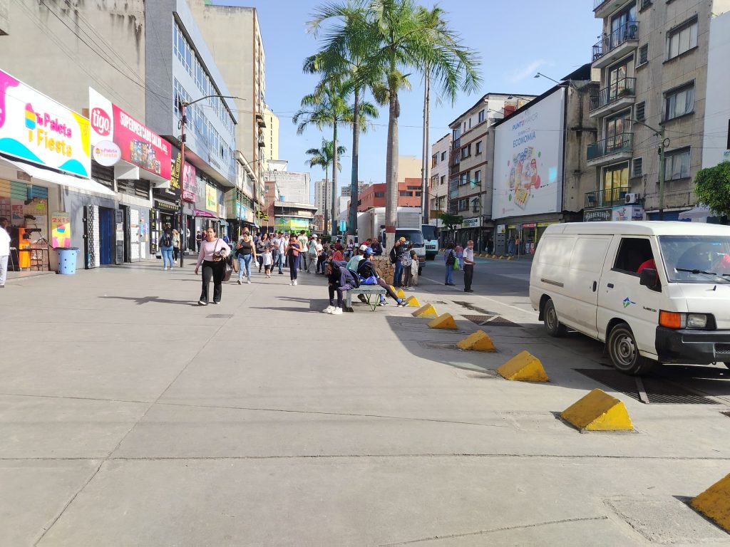 Embellecen espacios públicos en Los Teques