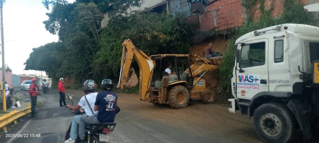 Atienden deslizamiento en Carretera Vieja