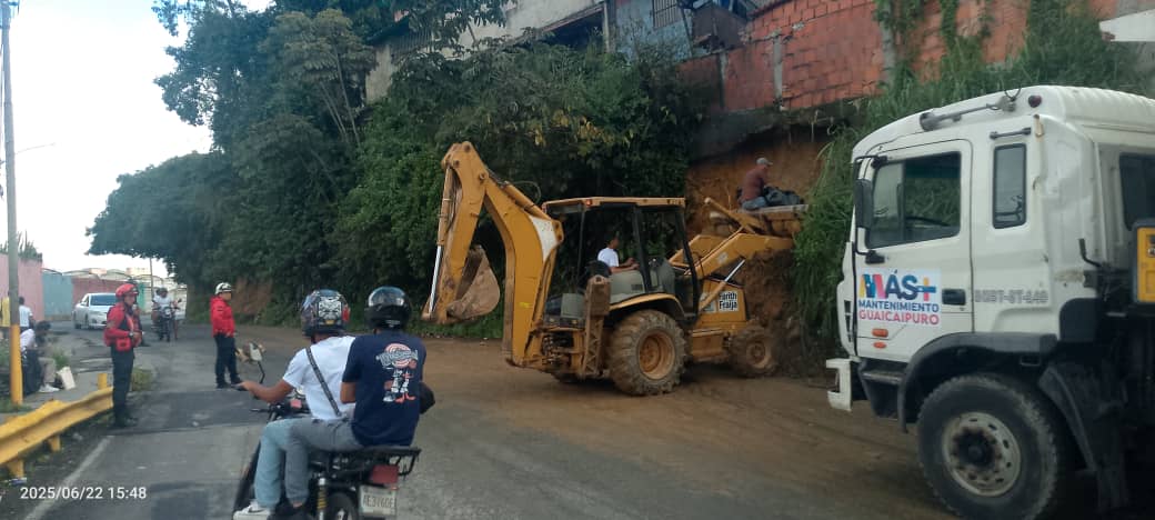 Atienden deslizamiento en Carretera Vieja