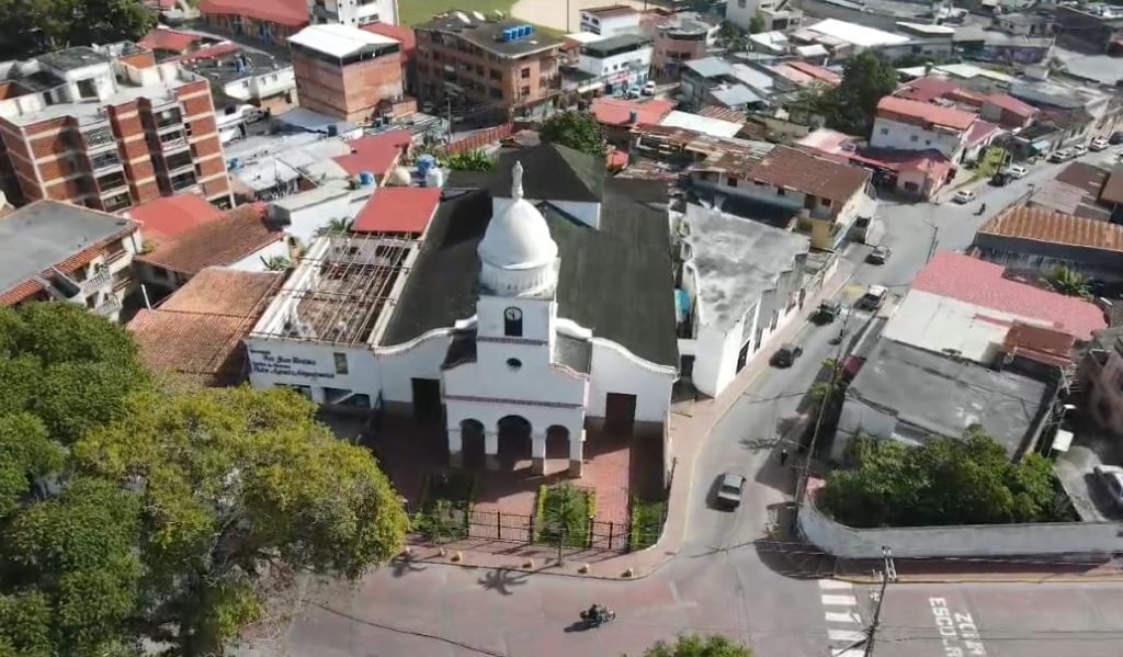 Tira y encoje por recuperación de iglesia de Carrizal