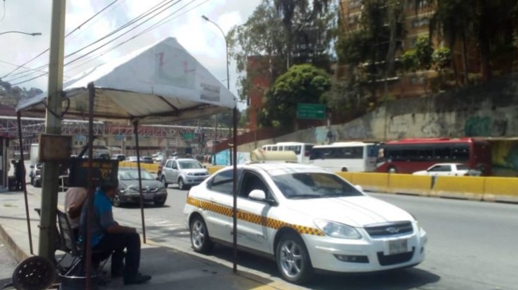 Ajuste cambiario abulta tarifa de servicio de taxis