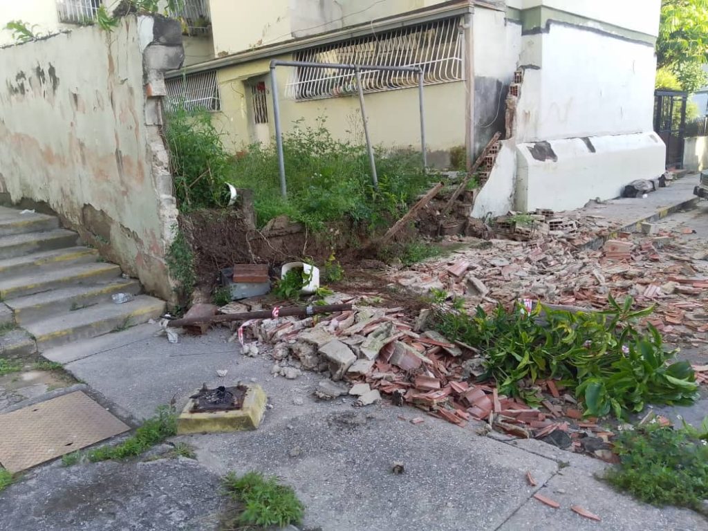 Colapsó un muro en el bloque 6 de El Barbecho