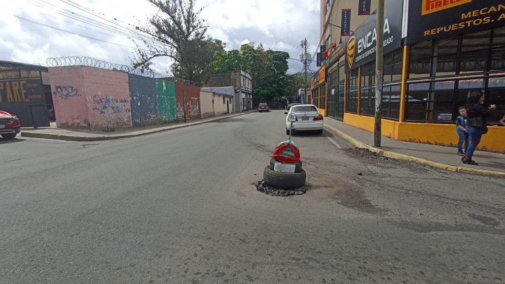 Alertan con cauchos del mega hueco en la Miranda