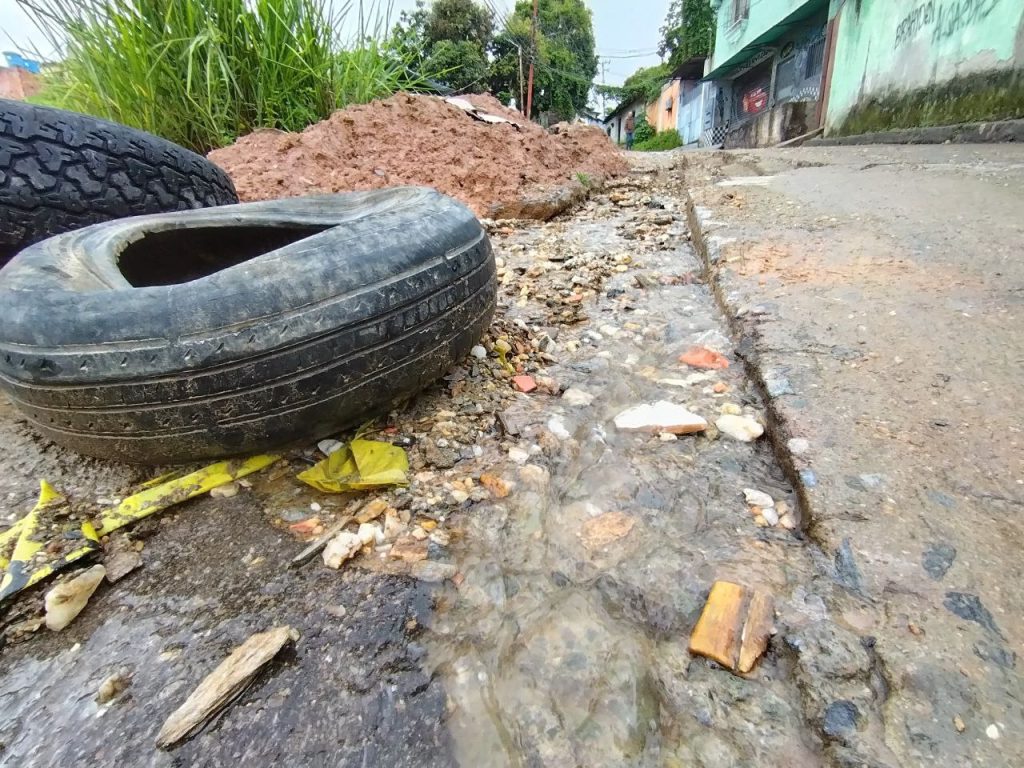 Alertan sobre fuga de agua en La Línea