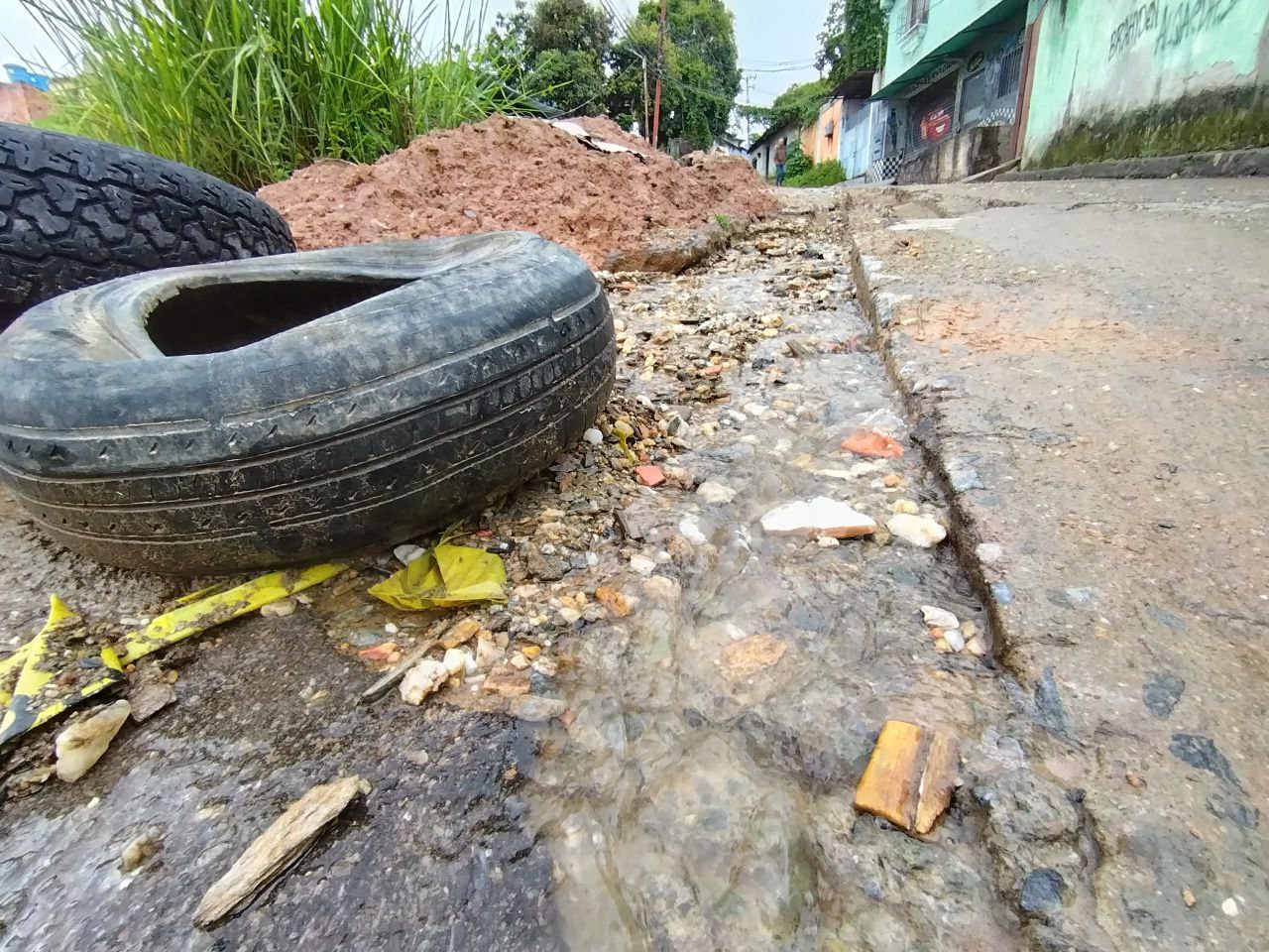 Alertan sobre fuga de agua en La Línea