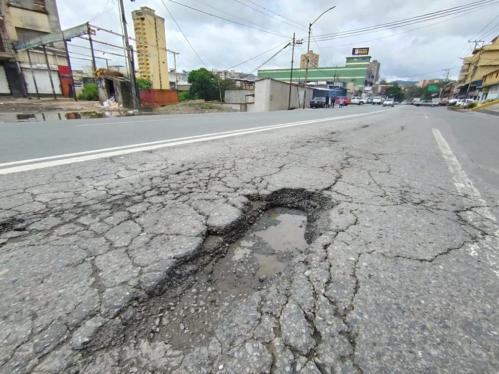 Crece hueco en kilómetro 25 de la Panamericana