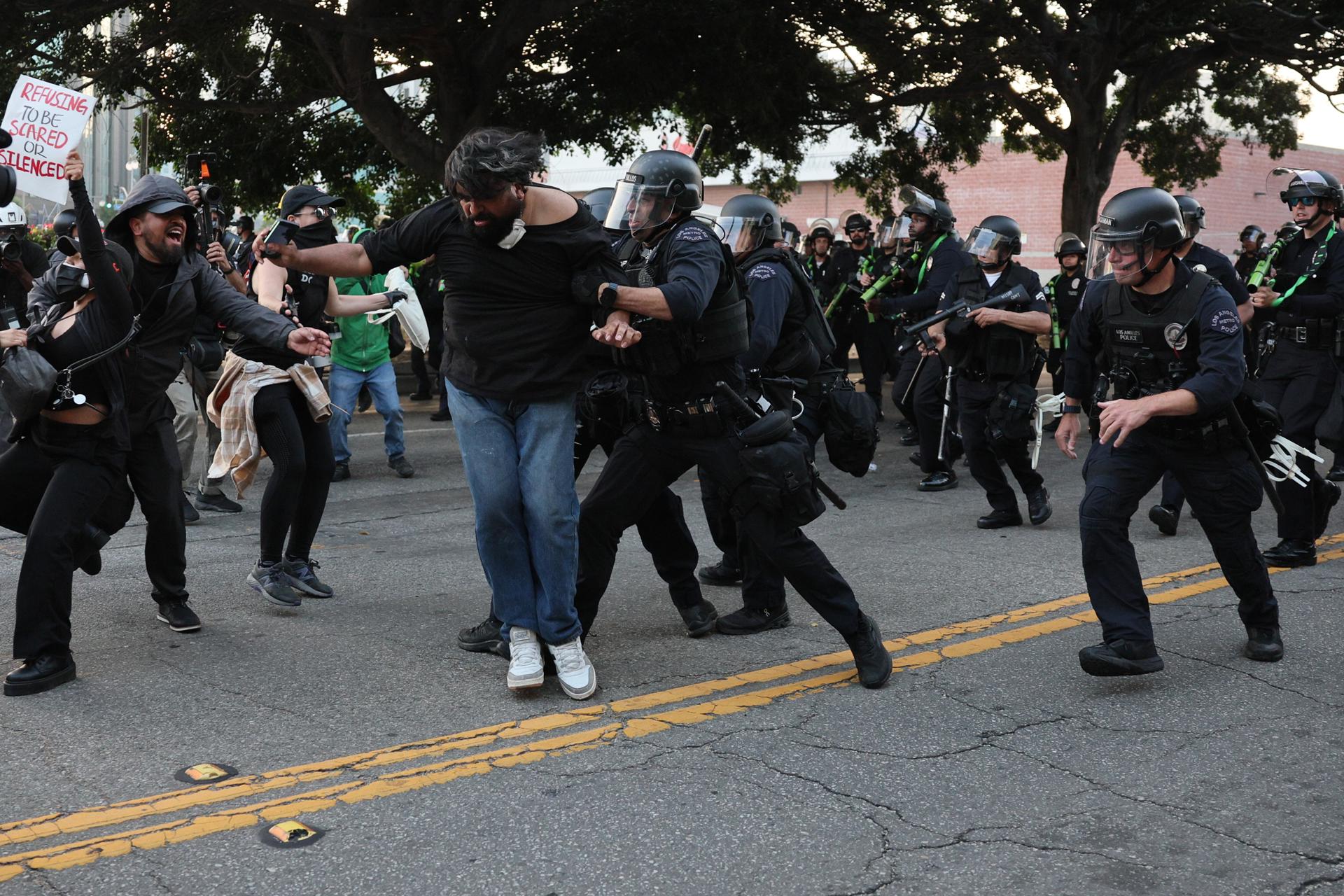 Los Ángeles declara toque de queda tras las protestas  
